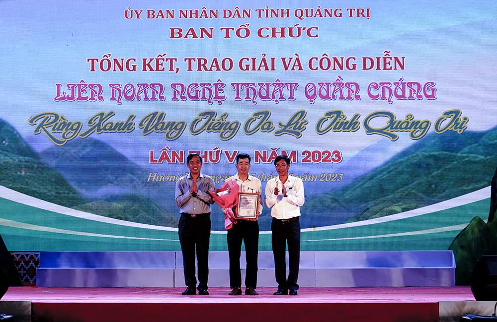 Ph&oacute; B&iacute; thư thường trực Tỉnh ủy Nguyễn Đăng Quang v&agrave; Gi&aacute;m đốc sở VH-TT&DL L&ecirc; Minh Tuấn trao tặng giải xuất sắc cho chương tr&igrave;nh của đo&agrave;n huyện Triệu Phong